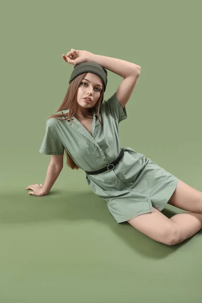 Μοντέρνα Νεαρή Γυναίκα Φόρεμα Και Καπέλο Πράσινο Φόντο — Φωτογραφία Αρχείου
