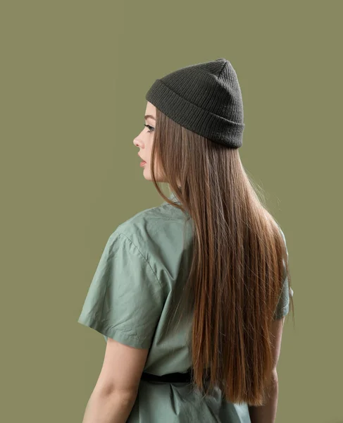 穿着绿色背景衣服 头戴绿色帽子的时髦年轻女子 — 图库照片