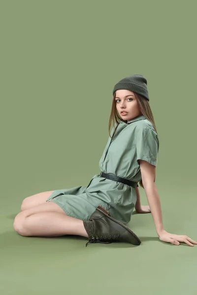 Mujer Joven Moda Vestido Sombrero Sobre Fondo Verde —  Fotos de Stock