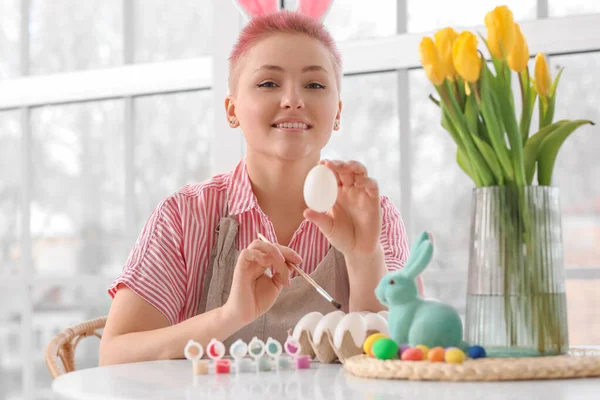 Mutfaktaki Masada Paskalya Yumurtası Boyayan Genç Bir Kadın — Stok fotoğraf