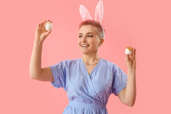 Νεαρή Γυναίκα Αυτιά Λαγού Και Ξύλινα Πασχαλινά Αυγά Ροζ Φόντο — Φωτογραφία Αρχείου
