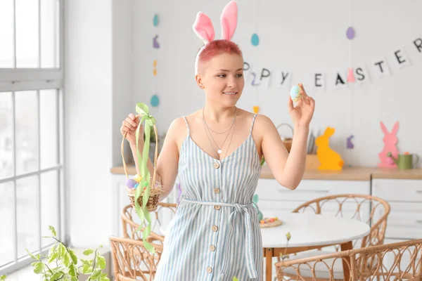 Evde Tavşan Kulaklı Paskalya Yumurtası Olan Genç Bir Kadın — Stok fotoğraf