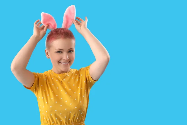 Mavi Arka Planda Tavşan Kulaklı Genç Bir Kadın Paskalya Kutlaması — Stok fotoğraf