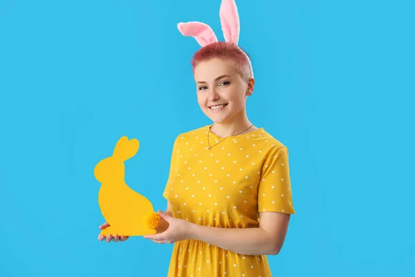 Tavşan Kulaklı Genç Bir Kadın Mavi Arka Planda Paskalya Tavşanı — Stok fotoğraf