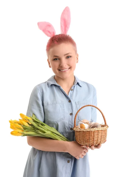 白い背景にウサギの耳 チューリップ イースターエッグのバスケットを持つ若い女性 — ストック写真