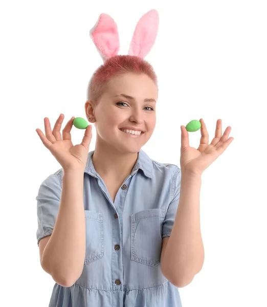 Tavşan Kulaklı Genç Bir Kadın Beyaz Arka Planda Paskalya Yumurtaları — Stok fotoğraf