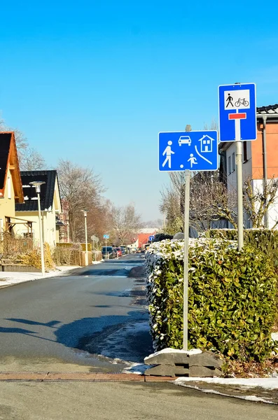 Vista Rua Cidade Com Sinal Área Residencial Dia Inverno — Fotografia de Stock