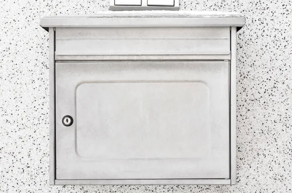 Προβολή Του Λευκού Γραμματοκιβωτίου Στον Τοίχο Του Κτιρίου Closeup — Φωτογραφία Αρχείου