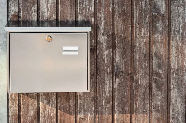 木製のフェンスの屋外でのメールボックスの表示 クローズアップ — ストック写真