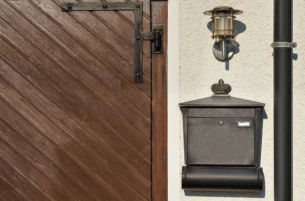 黒のメールボックスと建物の壁にランプの表示 — ストック写真