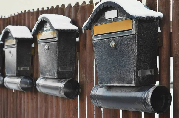 Tahta Çitlerin Üzerinde Kar Olan Metal Posta Kutularının Görüntüsü Yakın — Stok fotoğraf
