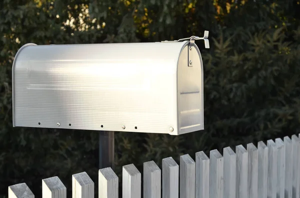 屋外の白いメールボックスのビュー クローズアップ — ストック写真