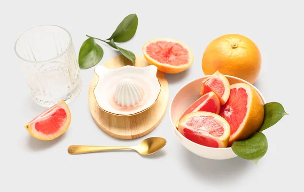 Összetétel Érett Grapefruit Gyümölcslé Üveg Darabokkal Fehér Alapon — Stock Fotó