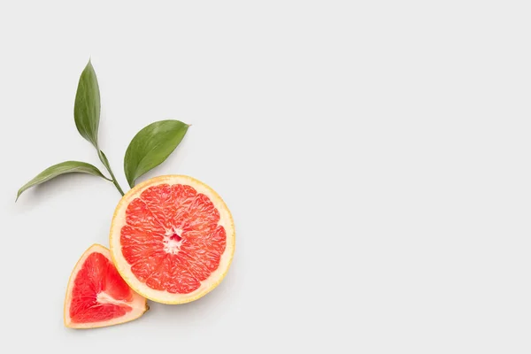 Composition Pieces Juicy Grapefruit Plant Leaves Isolated White Background — Stock Photo, Image