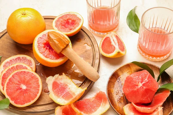 Vágott Érett Grapefruit Héj Pohár Gyümölcslé Világos Alapon Közelkép — Stock Fotó