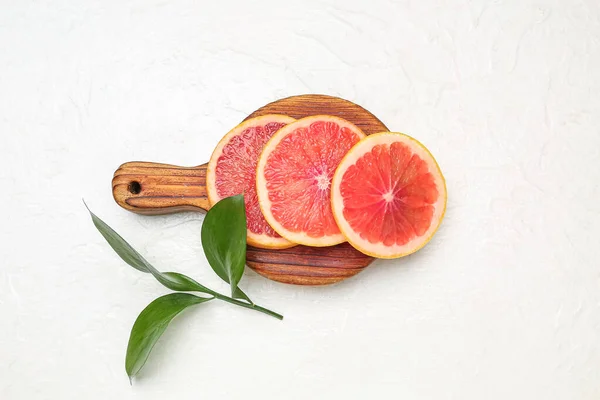 Wooden Board Slices Ripe Grapefruit Plant Branch Light Background — Stock Photo, Image