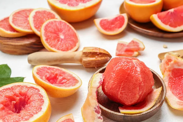 小桌子上的成熟多汁柚子 — 图库照片