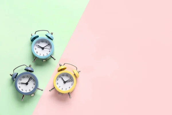 Tres Relojes Alarma Sobre Fondo Color —  Fotos de Stock