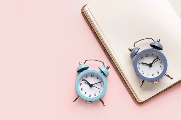 Relógios Alarme Notebook Sobre Fundo Rosa — Fotografia de Stock