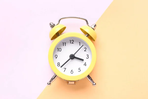 Reloj Despertador Vintage Sobre Fondo Color — Foto de Stock