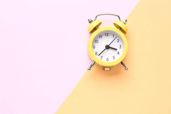 Renk Arkaplanındaki Klasik Alarm Saati — Stok fotoğraf