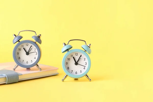 Relojes Alarma Portátil Sobre Fondo Amarillo —  Fotos de Stock