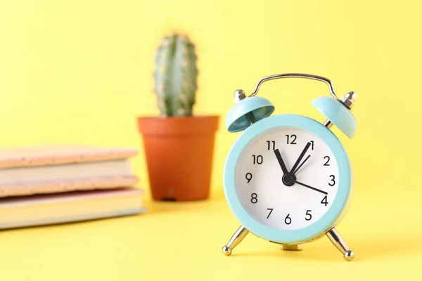 Relógio Alarme Vintage Fundo Amarelo — Fotografia de Stock