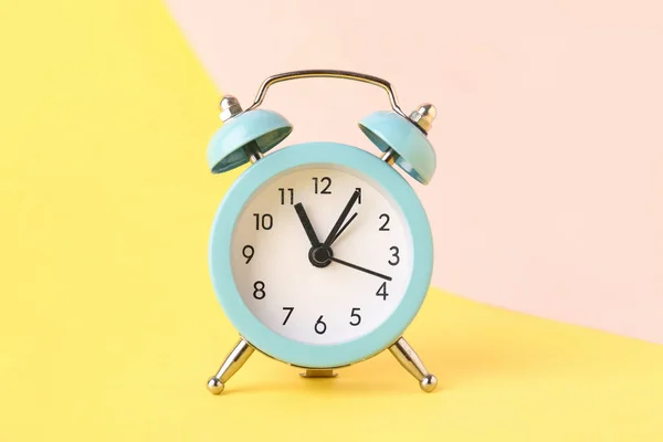 Renk Arkaplanındaki Alarm Saati — Stok fotoğraf