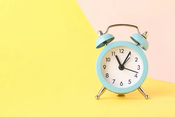 Renk Arkaplanındaki Alarm Saati — Stok fotoğraf