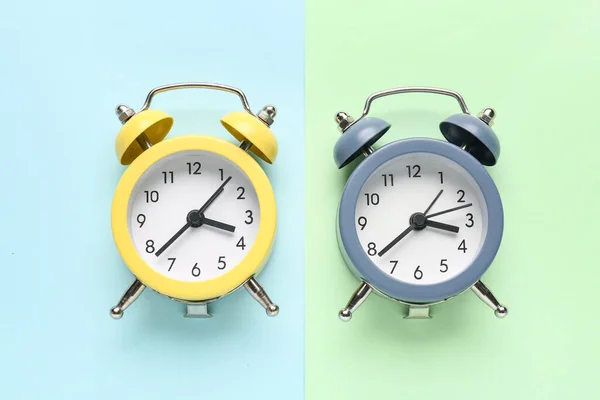 Dos Relojes Alarma Sobre Fondo Color —  Fotos de Stock