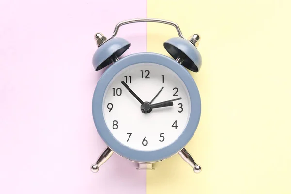 Relógio Alarme Vintage Fundo Cor — Fotografia de Stock