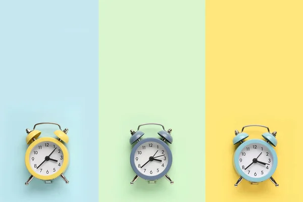 Conjunto Relojes Alarma Sobre Fondo Color —  Fotos de Stock