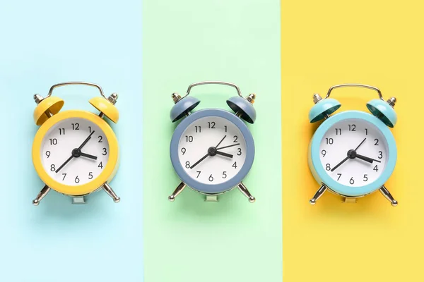 Conjunto Relojes Alarma Sobre Fondo Color — Foto de Stock