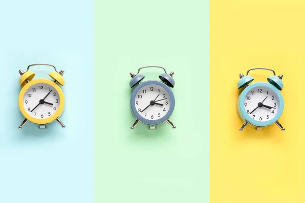 カラー背景の目覚まし時計のセット — ストック写真