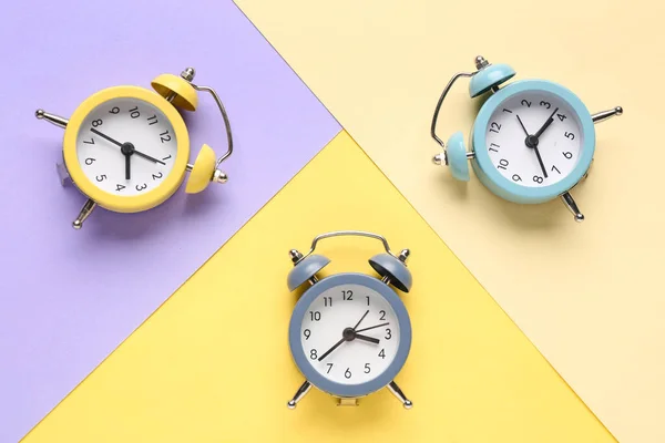 Relojes Alarma Vintage Sobre Fondo Color —  Fotos de Stock