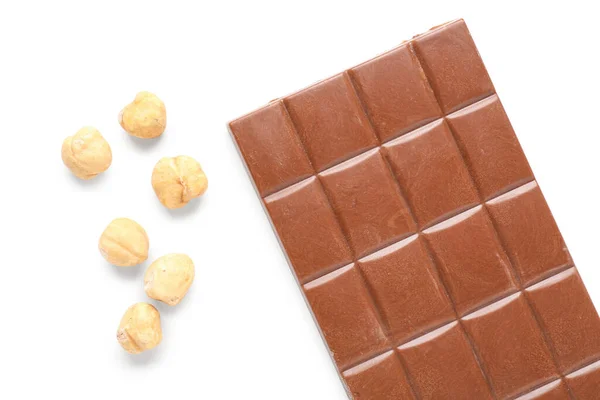 Gustosa Tavoletta Cioccolato Nocciole Sfondo Bianco Primo Piano — Foto Stock