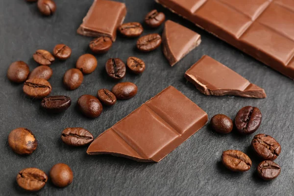 Leckere Schokolade Und Kaffeebohnen Auf Dunklem Hintergrund Nahaufnahme — Stockfoto