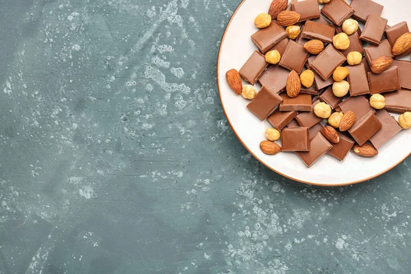 맛있는 초콜릿 견과류를 배경에 볶는다 — 스톡 사진