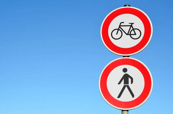 Cyklisté Chodci Zákaz Značky Proti Modré Obloze — Stock fotografie