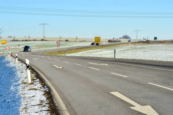 Vista Carretera Con Señales Tráfico Día Invierno —  Fotos de Stock