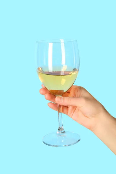 Kobieta Trzyma Szklankę Białego Wina Niebieskim Tle — Zdjęcie stockowe