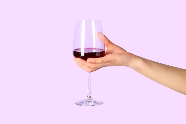Mão Feminina Segurando Copo Vinho Tinto Fundo Lilás — Fotografia de Stock