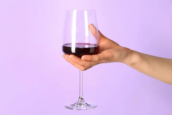 Mano Femminile Che Tiene Bicchiere Vino Rosso Sfondo Lilla — Foto Stock