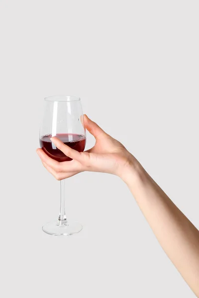 Mano Femminile Che Tiene Bicchiere Vino Rosso Sfondo Grigio — Foto Stock