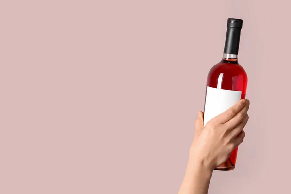 Женщина Держит Бутылку Красного Вина Розовом Фоне — стоковое фото