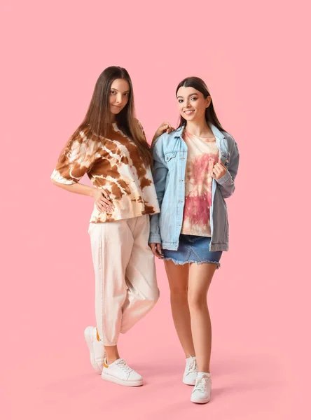Mujeres Jóvenes Con Estilo Camisetas Tie Dye Sobre Fondo Rosa — Foto de Stock
