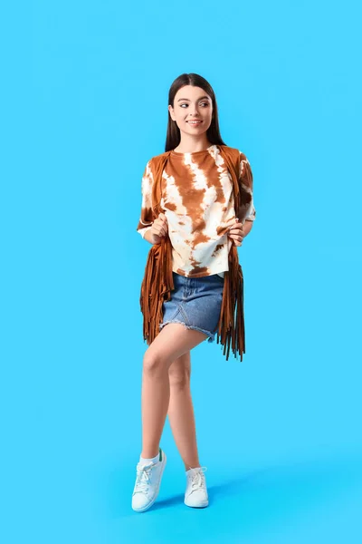 Snygg Ung Kvinna Tie Dye Shirt Ljusblå Bakgrund — Stockfoto