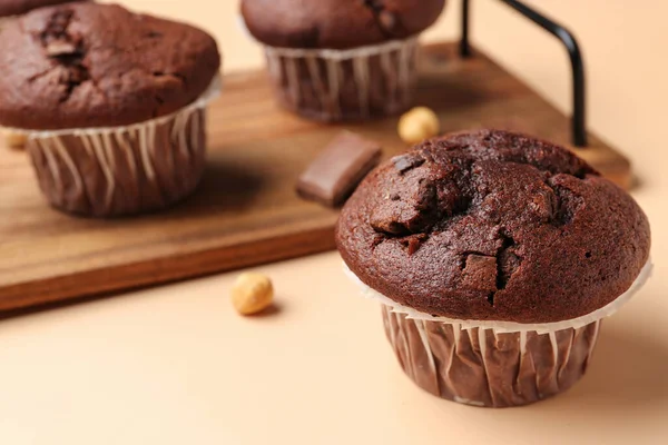 Cupcakes Chocolate Saborosos Fundo Bege — Fotografia de Stock