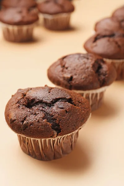 Cupcakes Chocolate Saborosos Fundo Bege — Fotografia de Stock