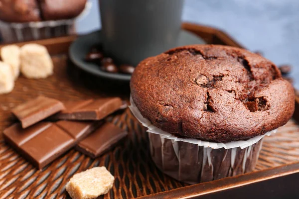 Teller Mit Leckerem Schokoladen Cupcake Auf Blauem Hintergrund — Stockfoto